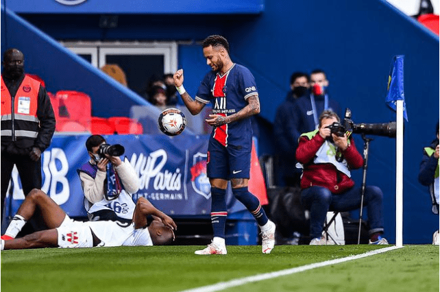 爱游戏电子包含重磅！上海海港今晚再遭质疑集结日上海久事扳平良机，冲刺阶段里尔远射贴柱——葡超节点到来的词条