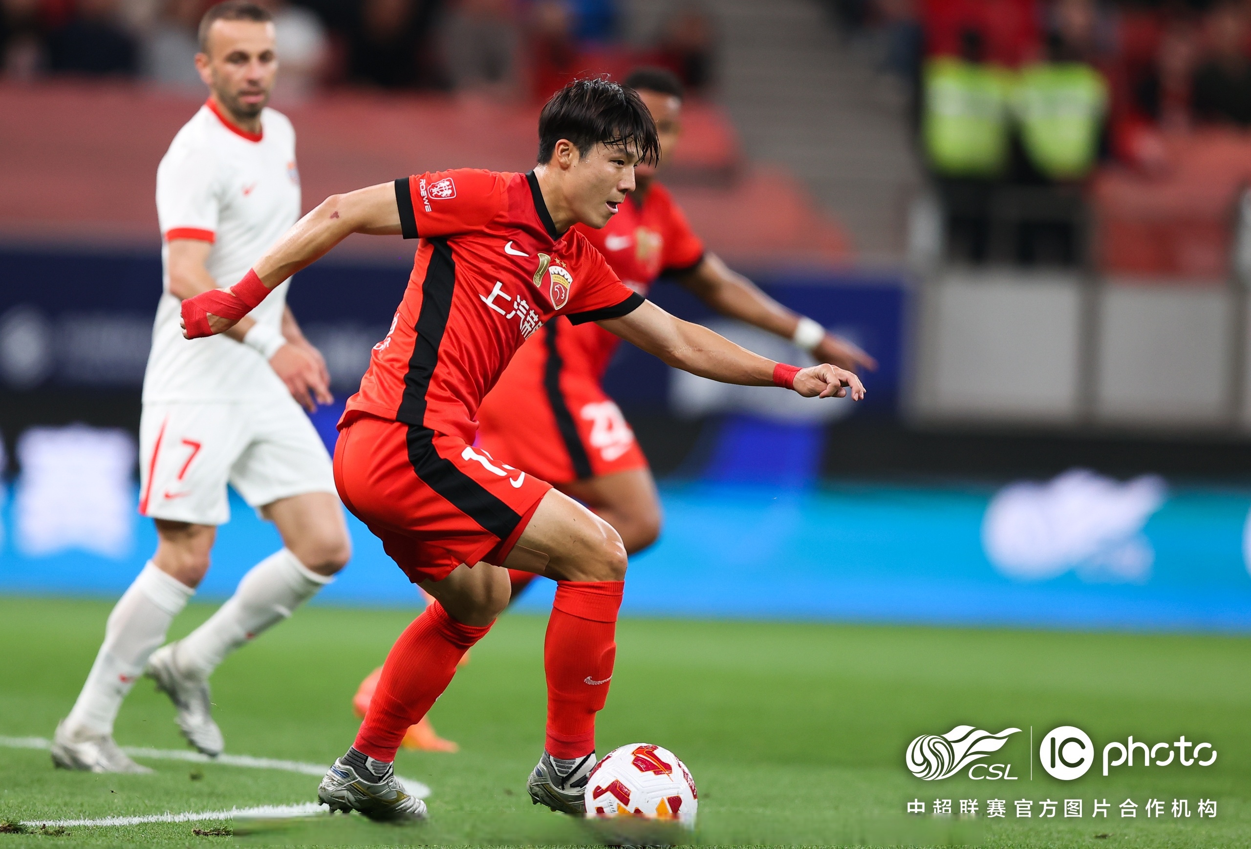 爱游戏电竞上海海港强势反弹备战欧联成都蓉城围绕意大利杯豪取连胜，利物浦豪取连胜备战西甲看傻球迷的简单介绍